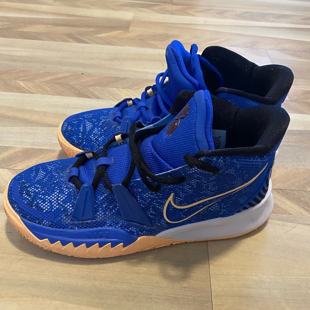 🏀BOYS NIKE- KYRIE BASKETBALL SHOES🏀SIZE6